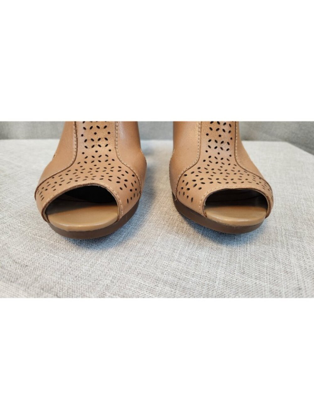 Clarks Womens 9.5 M Solid Brown Leather Laser Cut Uppr Taper Block Heel Zip - Picture 4 of 6